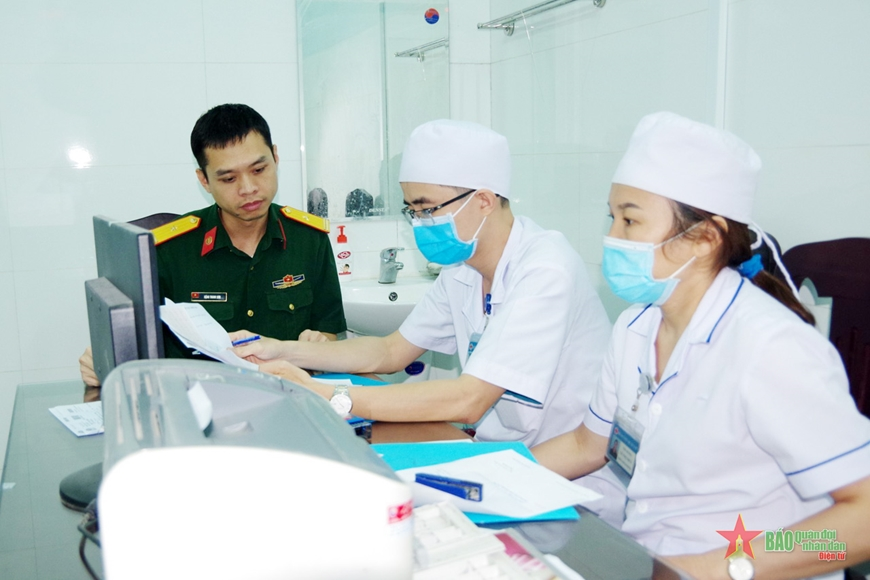 Hướng dẫn cách tính mức hưởng trợ cấp ốm đau của sĩ quan, quân nhân chuyên nghiệp